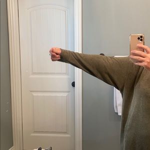 Umgee green long sleeved tunic top with pockets.